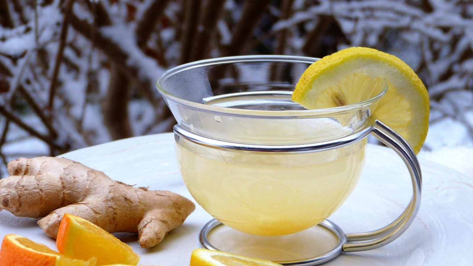 Tisana calda con limone e zenzero: rimedi naturali per l'inverno